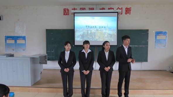 险峰团队答辩中