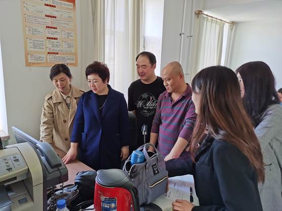 一群人在房间里描述已自动生成